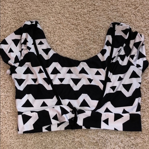 Backless dressy crop top - Picture 2 of 3